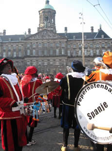 Pepernotenband voor het paleis op de Dam in Amsterdam